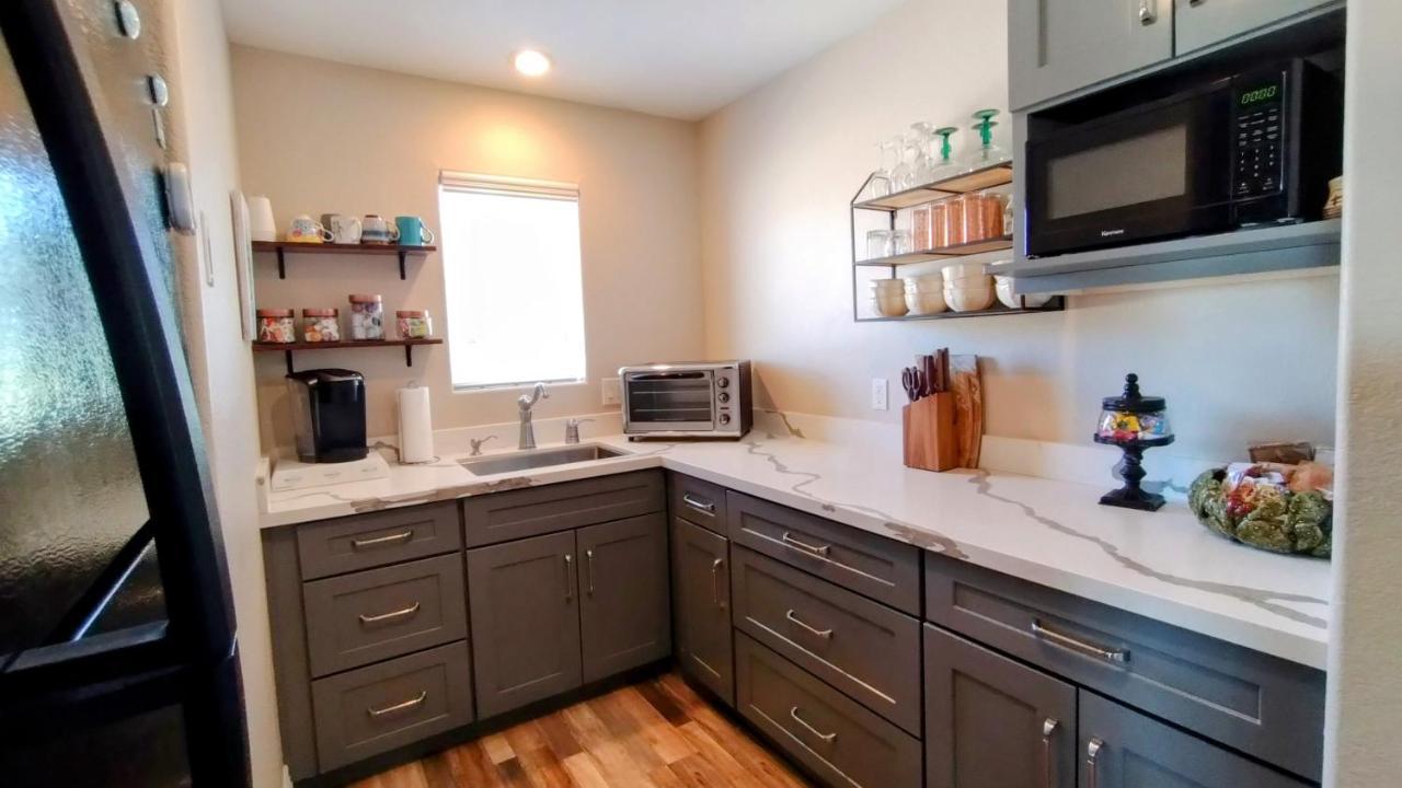 פארומפ Falcon Cottage מראה חיצוני תמונה
