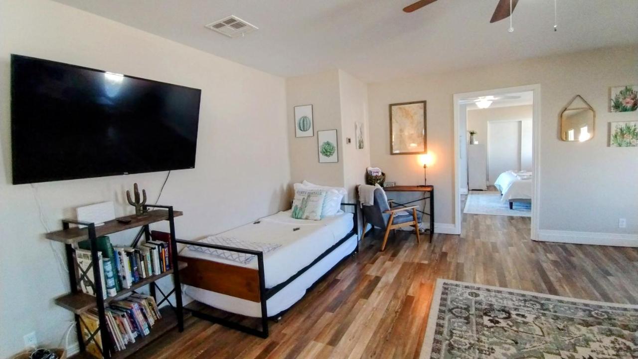 פארומפ Falcon Cottage מראה חיצוני תמונה